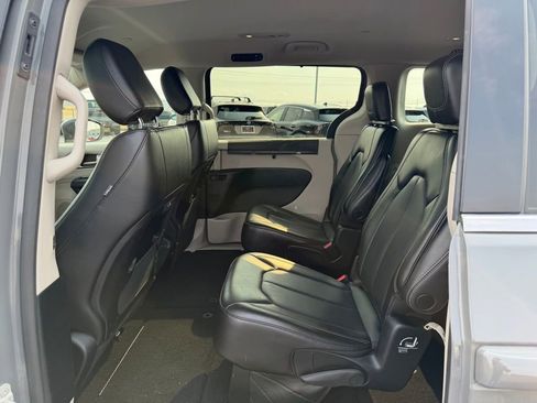 Used 2023 Chrysler Pacifica Touring-L image 16