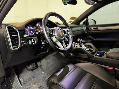Used 2023 Porsche Cayenne Platinum Edition w/ Towing Package w/o Tow Ball AWD/4WD image 12