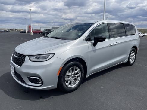 Used 2024 Chrysler Pacifica Touring-L FWD image 1