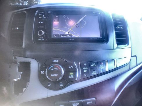 Used 2014 Toyota Sienna XLE image 20