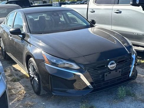 Used 2025 Nissan Altima 2.5 SV FWD image 2