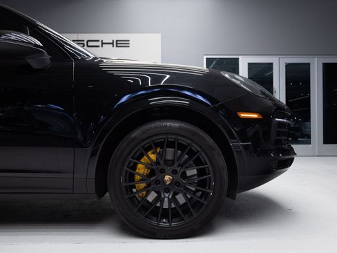 Certified 2023 Porsche Cayenne Platinum Edition AWD/4WD image 11