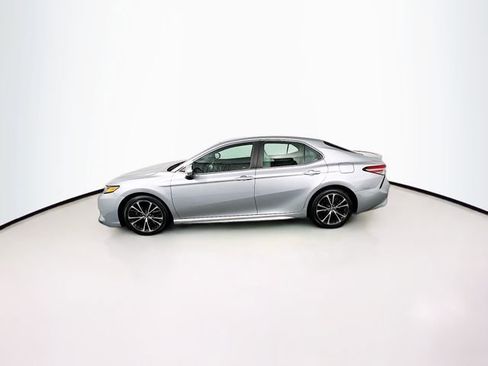 Used 2018 Toyota Camry SE image 4