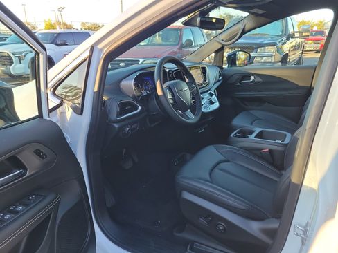 New 2026 Chrysler Pacifica Select image 11