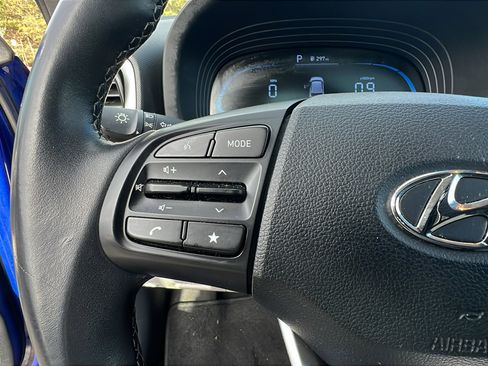 Used 2023 Hyundai Venue SEL image 26