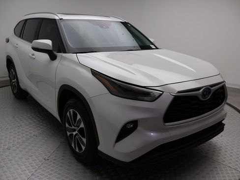 Used 2024 Toyota Highlander XLE FWD image 6