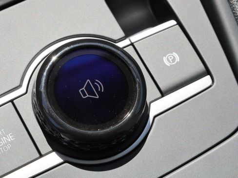 Certified 2025 Volkswagen Tiguan SE AWD/4WD image 28