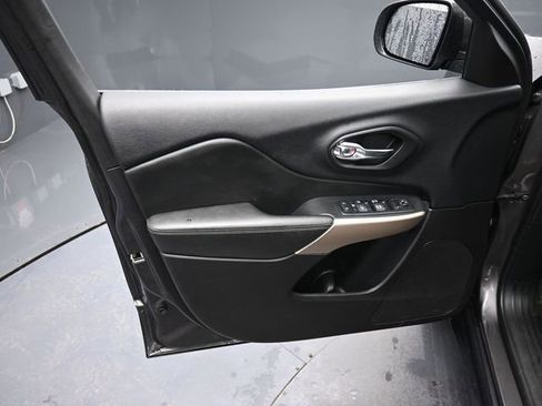 Used 2018 Jeep Cherokee Limited image 18