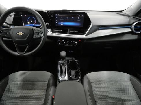 Used 2025 Chevrolet Trax LT FWD image 10