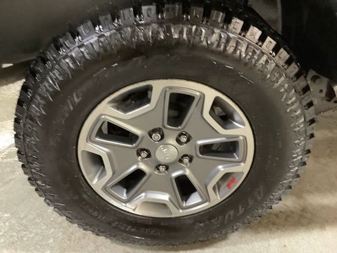 Used 2018 Jeep Wrangler Unlimited Rubicon w/ Connectivity Group AWD/4WD image 14
