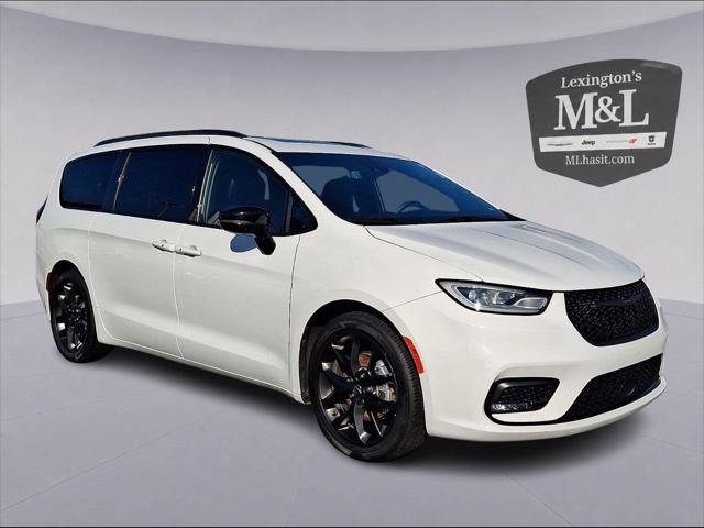 Certified 2025 Chrysler Pacifica Limited FWD image 1