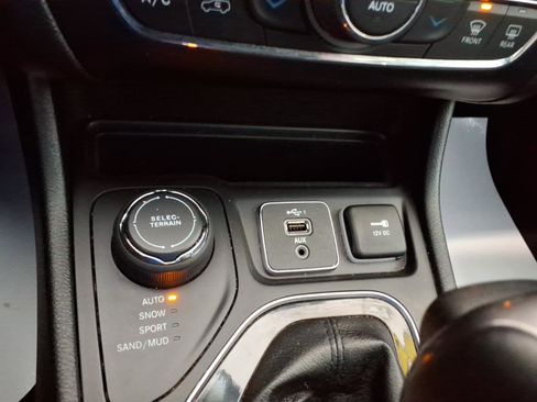 Used 2019 Jeep Cherokee Limited AWD/4WD image 23