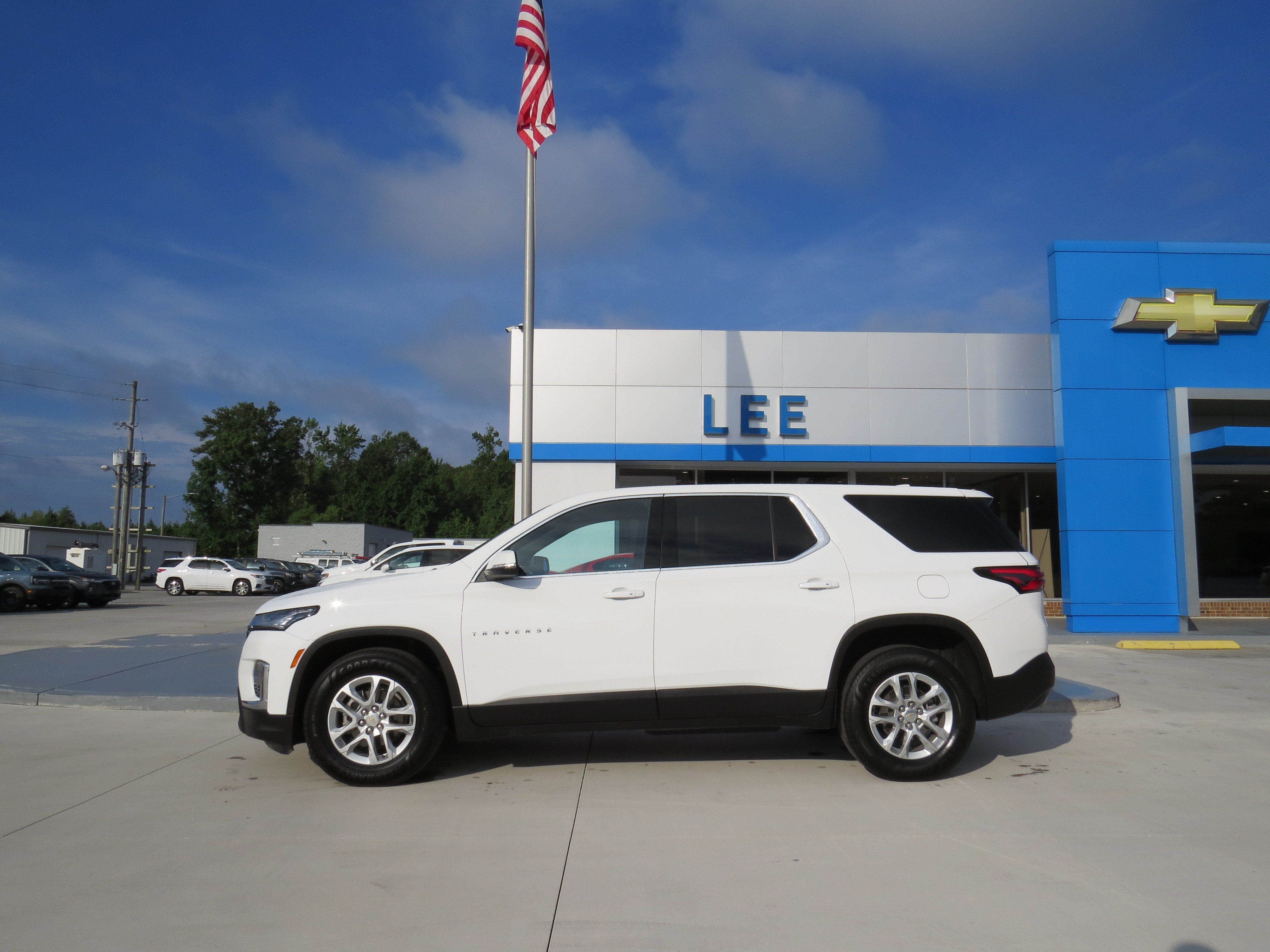 Used 2023 Chevrolet Traverse LS AWD/4WD image 2