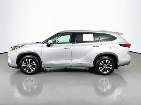 Used 2021 Toyota Highlander XLE image 4