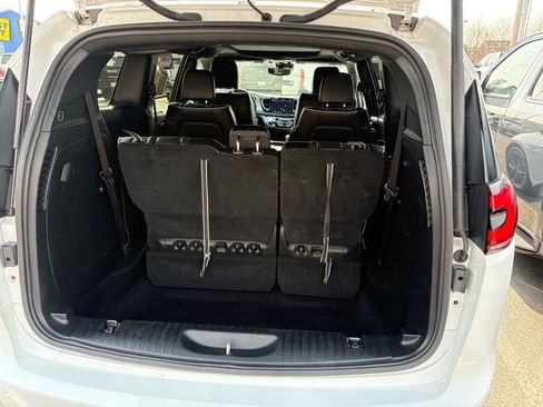 Used 2025 Chrysler Pacifica Limited image 24