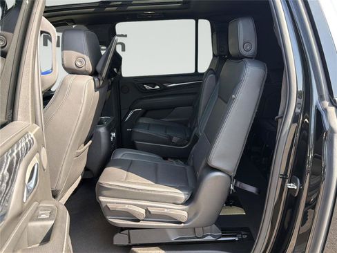 Used 2023 GMC Yukon XL Denali w/ Denali Reserve Package AWD/4WD image 32