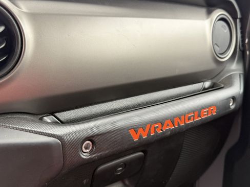 Certified 2018 Jeep Wrangler Unlimited Sport S AWD/4WD image 19