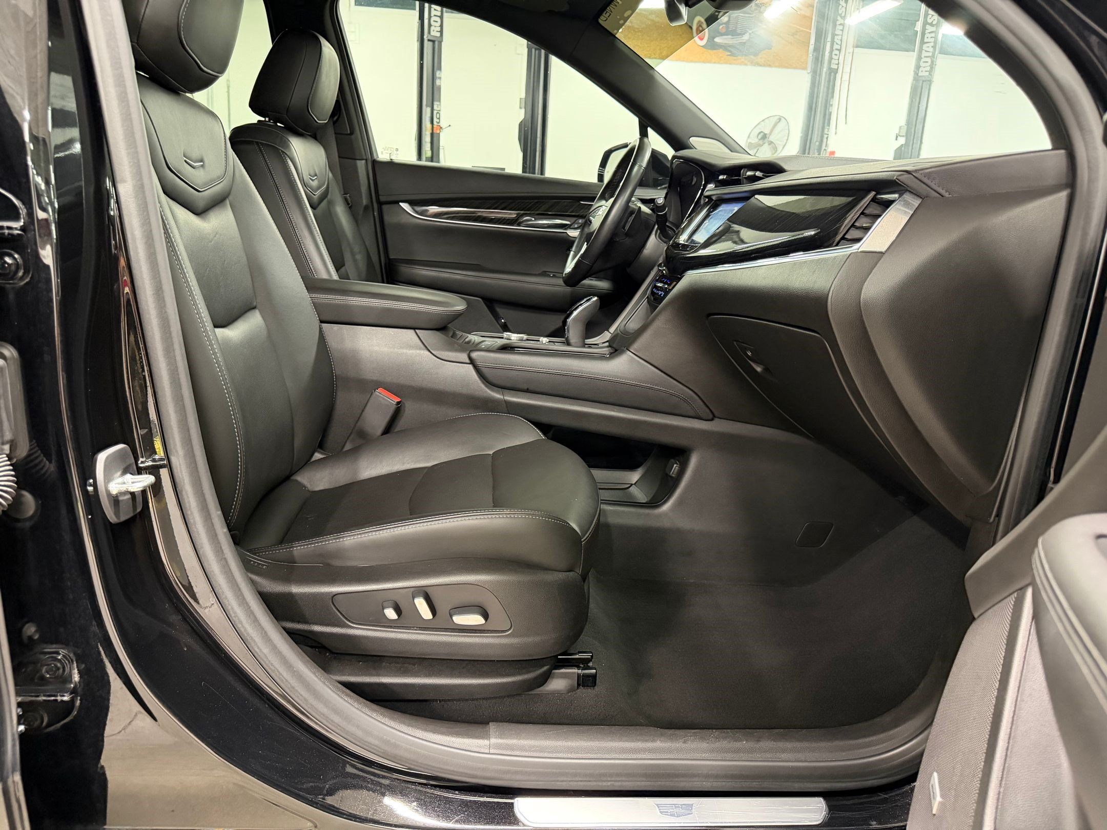 Used 2021 Cadillac XT6 Premium Luxury AWD/4WD image 37