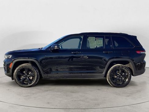 Certified 2023 Jeep Grand Cherokee Altitude image 2