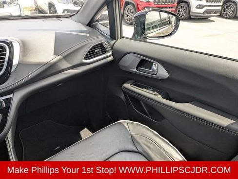 Used 2025 Chrysler Pacifica Premium FWD image 16