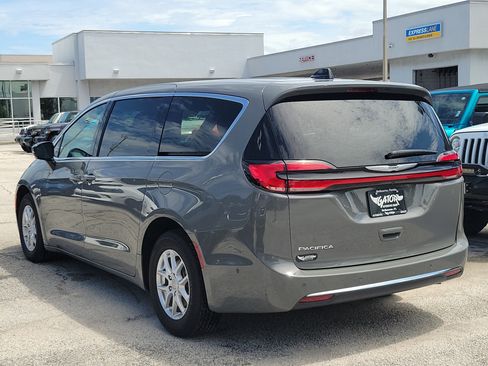 Used 2025 Chrysler Pacifica Select FWD image 3