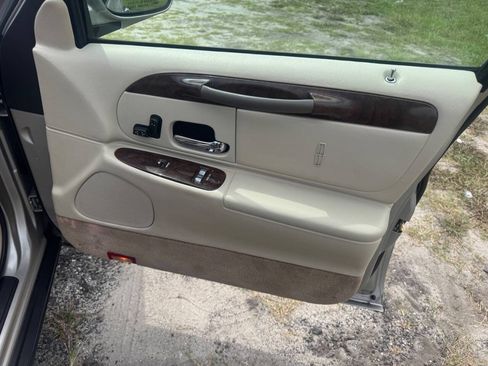 Used 1999 Lincoln Town Car Executive RWD image 19