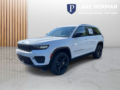 New 2025 Jeep Grand Cherokee Altitude image 4