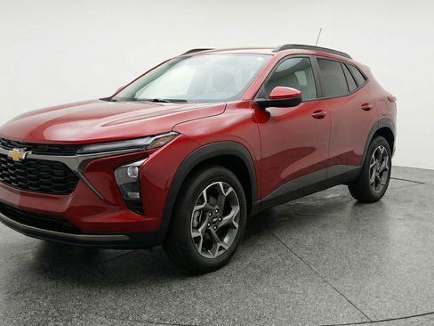 Used 2025 Chevrolet Trax LT image 3