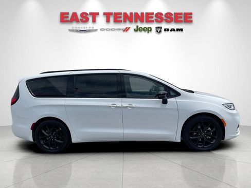 Used 2025 Chrysler Pacifica Limited FWD image 2