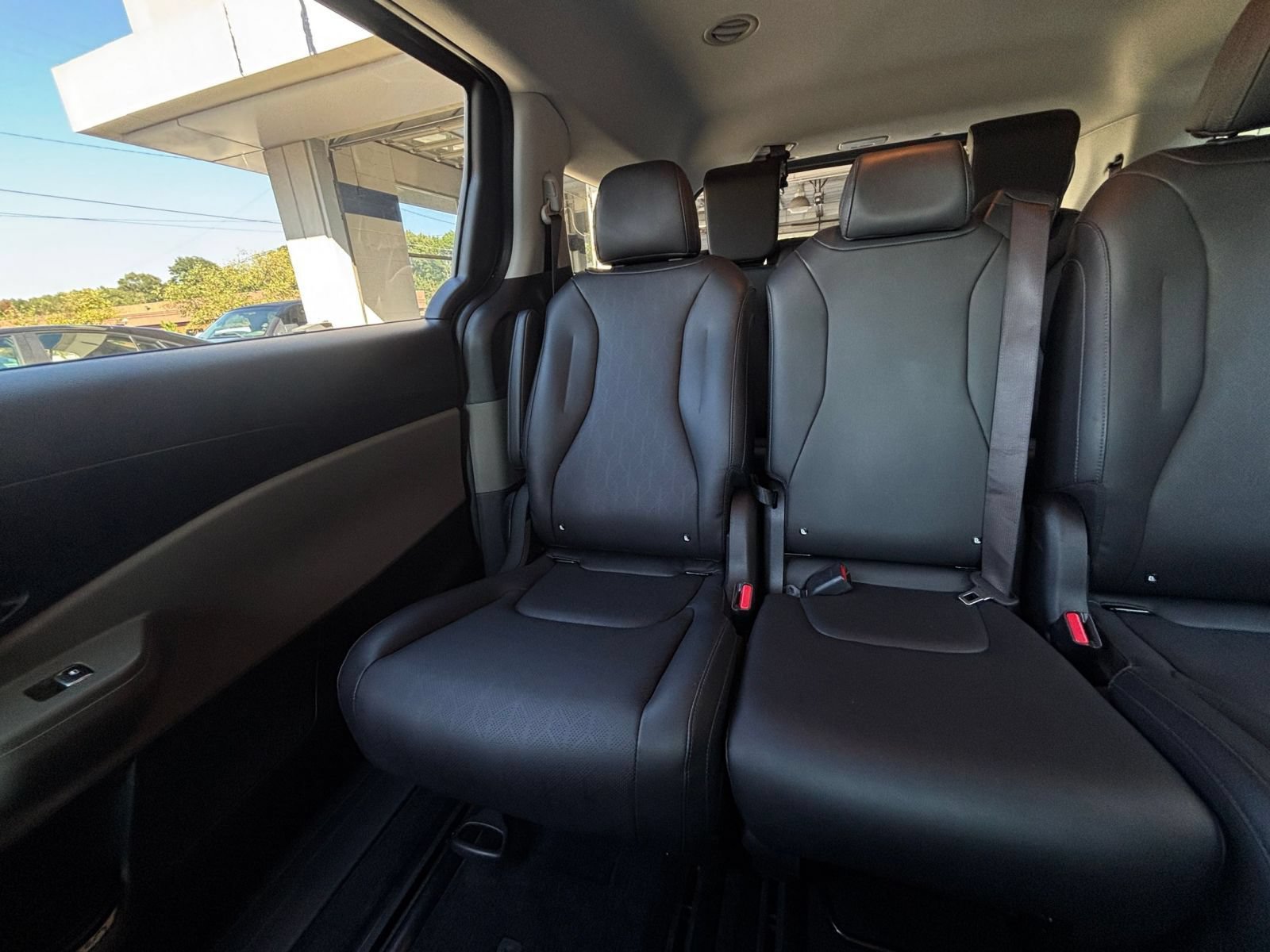 Used 2026 Kia Carnival FWD image 41