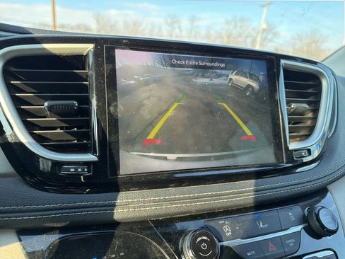 Used 2022 Chrysler Pacifica Touring-L image 14