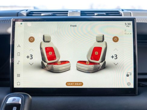 Used 2024 Land Rover Defender 130 X-Dynamic SE image 31