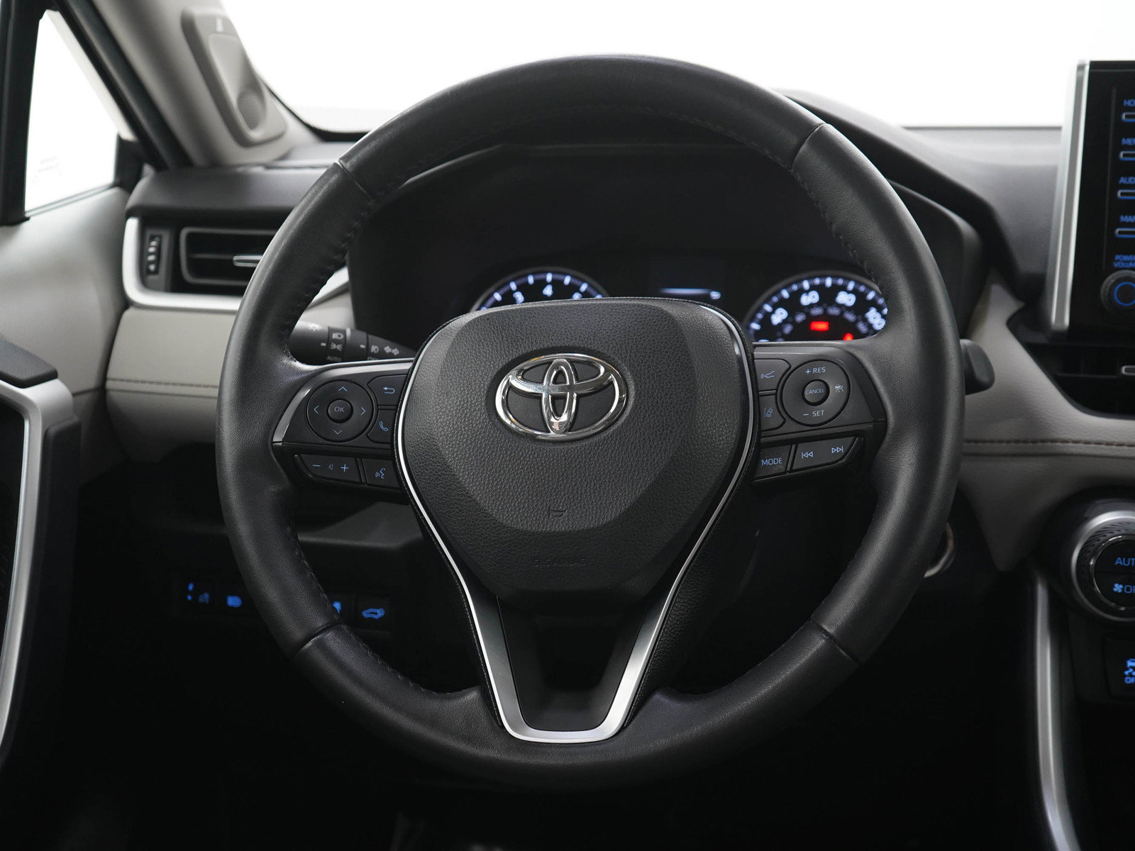Used 2021 Toyota RAV4 XLE Premium AWD/4WD image 17