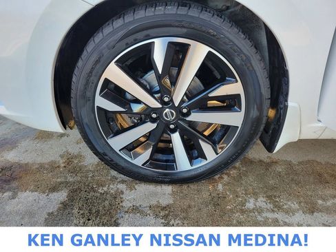 Used 2022 Nissan Versa SR w/ Convenience Package image 18