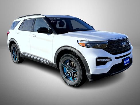 Used 2023 Ford Explorer XLT w/ Equipment Group 202A image 3