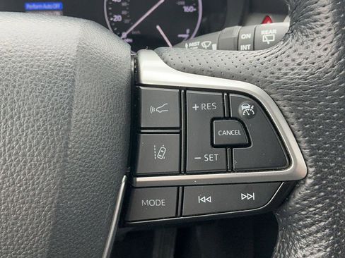 Used 2021 Toyota Sienna Limited image 18