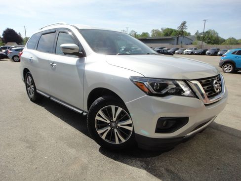 Used 2019 Nissan Pathfinder SL AWD/4WD image 3