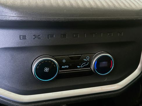 Used 2025 Ford Expedition Active AWD/4WD image 28