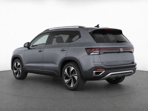 Used 2026 Volkswagen Taos SE AWD/4WD image 3