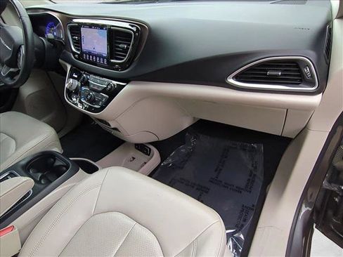 Used 2017 Chrysler Pacifica Touring-L Plus image 23