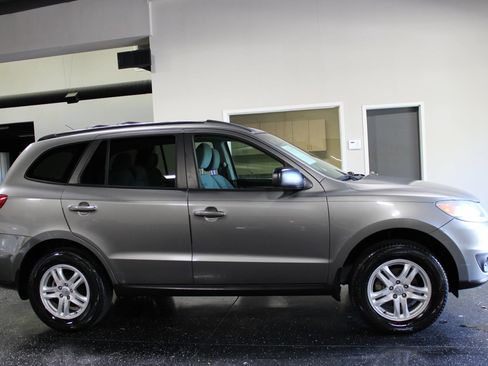 Used 2012 Hyundai Santa Fe GLS FWD image 2