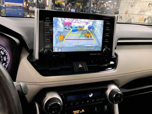 Used 2020 Toyota RAV4 XLE w/ Convenience Package image 28