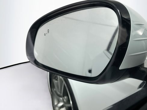 Used 2023 Genesis G70 2.0T image 16