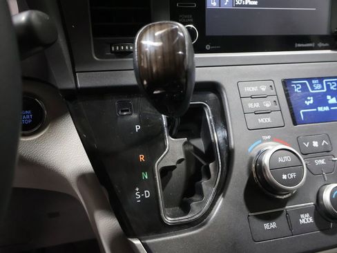 Used 2020 Toyota Sienna XLE image 31