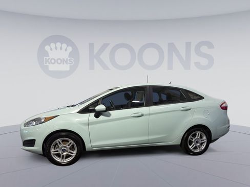 Used 2017 Ford Fiesta SE FWD image 2