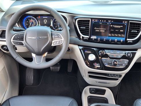 Used 2024 Chrysler Pacifica Touring-L image 25