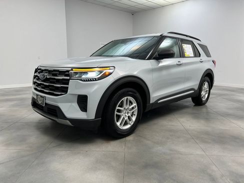 Used 2025 Ford Explorer Active image 3