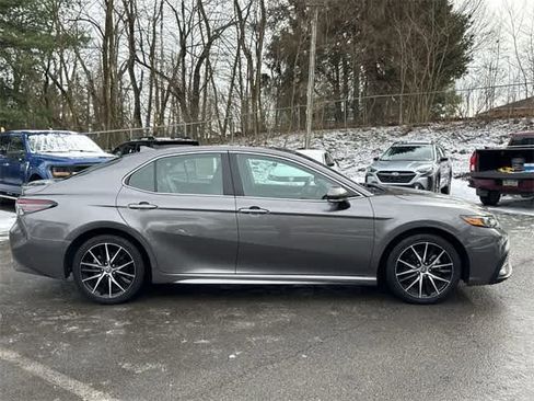 Used 2024 Toyota Camry SE image 3