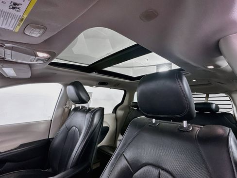 Used 2017 Chrysler Pacifica Limited FWD image 27