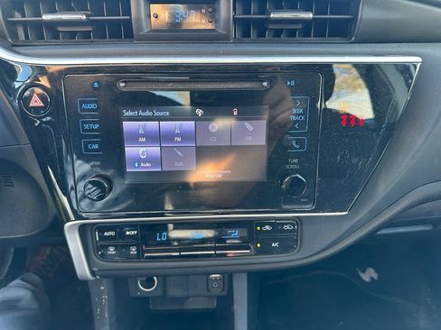 Used 2018 Toyota Corolla LE FWD image 12